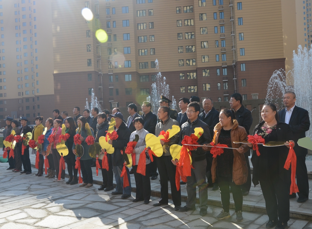 2013年10月25日，城發(fā)公司承建的呼市首個(gè)公租房小區(qū)——康居家園公租房交付使用。申請(qǐng)到公租房的百姓代表領(lǐng)了鑰匙。.JPG